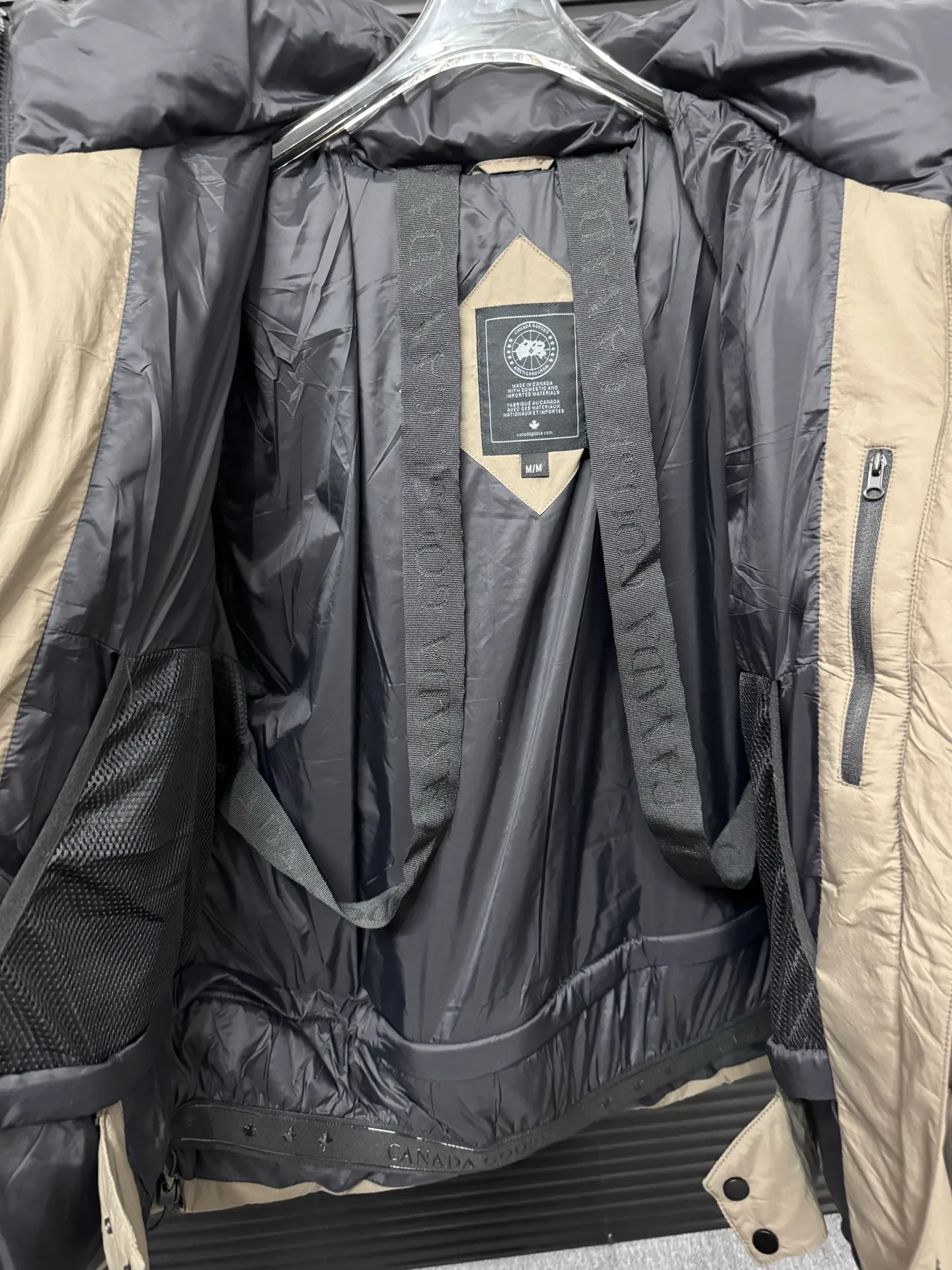 P860 Big Goose Ouyang Nana Second Generation (higher version) Canada goose Canada Goose Black Label Down Jacket A must-have in the outerwear world, the Big Goose Black Label down jacket! The latest designer styles! The goose down jacket has always been a popular element of fashion and is loved by experts from all walks of life! Fashionable hooded cut, high-end customer-supplied fine goose down, high resilience, smooth zipper, strong and firm. Pockets on both sides can store small items, free your hands, and you can go out without worries. It can also meet the need of putting your hands in your pockets👏👏Produced by Big Goose, it can be used as a group uniform by many celebrities. This down jacket uses a double-layer anti-down lining design, which has strong windproof performance and will be very warm in winter! Newly labeled white duck down filling, high fluffiness, windproof hooded design. When walking outdoors, pull the collar to the highest position, put your hands in the pockets and it will be very warm. It can be easily controlled by all body types! The interior is equipped with an elastic snow skirt design for better wrapping. The simple and neat style design highlights the masculine temperament. The impeccable style is classic and never goes out of style. It is warm and practical, and it is versatile! You can enter with your eyes closed!  Color: Black Khaki Size: XS-XXL